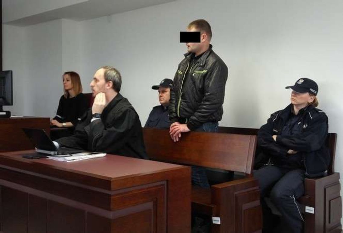 Skatował młotkiem kuzyna. Nie spodobało mu się, że rozpija jego konkubinę