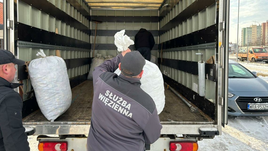 Skazani i mundurowi razem. Zebrali kilka worków nakrętek dla chorej dziewczynki Skazani i mundurowi razem. Zebrali kilka worków nakrętek dla chorej dziewczynki