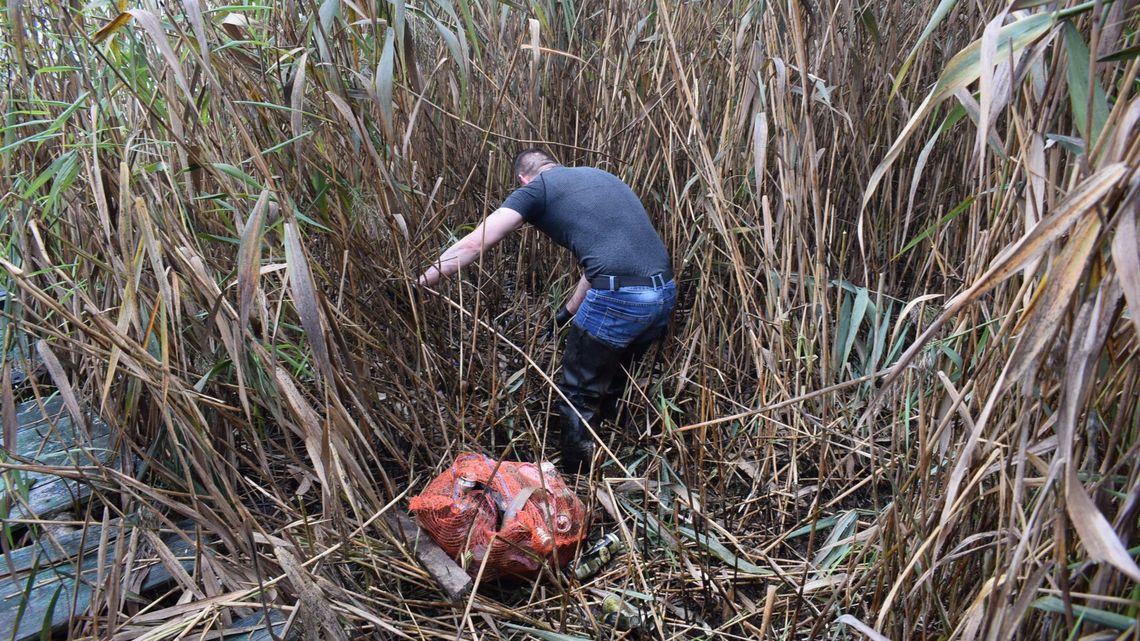 Skazani w Okunince. Sprzątali rejon jeziora po turystach