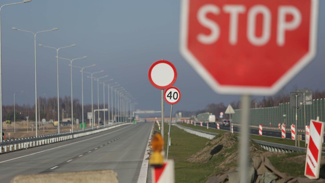 Składowisko odpadów na trasie S12 zaskoczyło GDDKiA. Swoje śmieci wywoził tu Ursus
