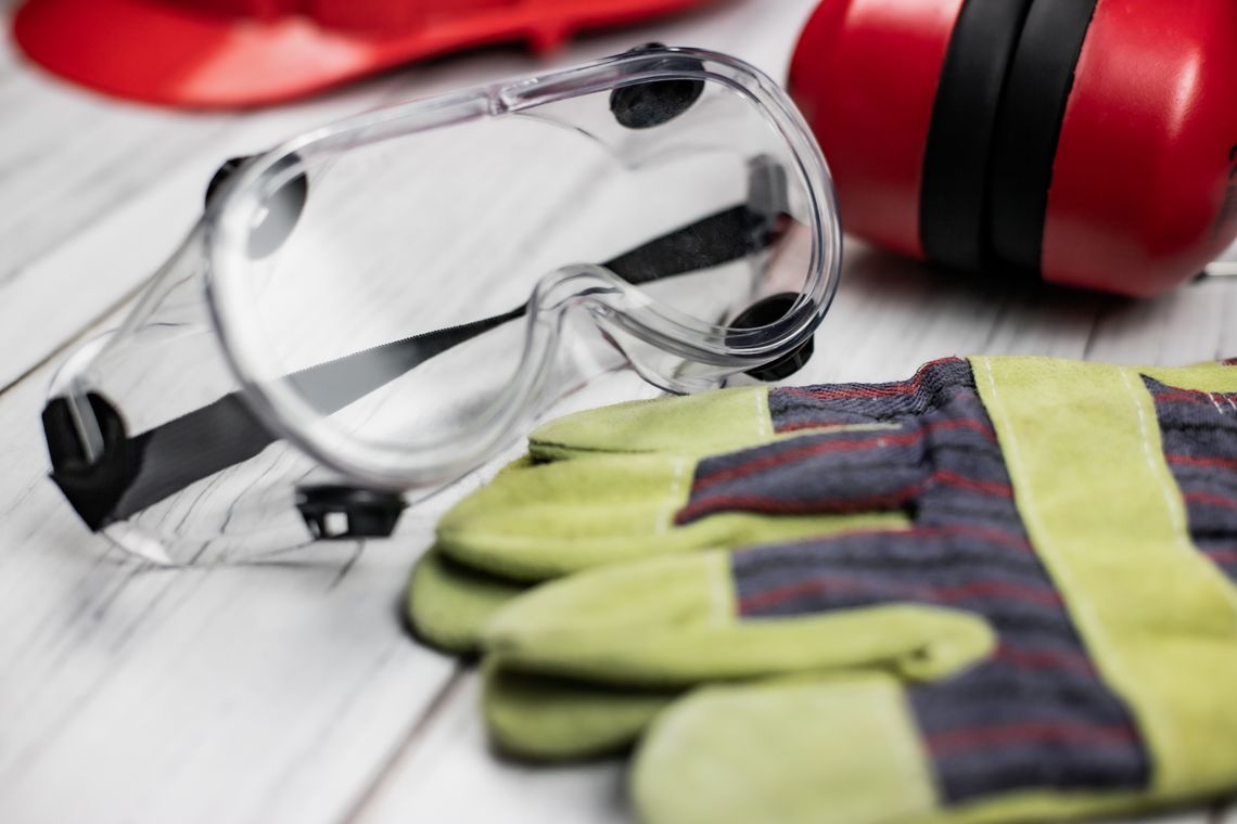 Sklep roboczy dla profesjonalistów – jak skompletować pełny strój ochronny w jednym miejscu?
