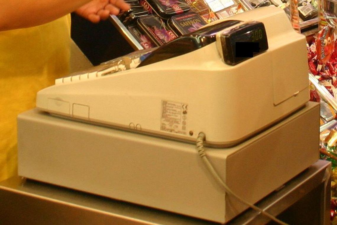 Sklep spożywczy przy pl. Targowym zamknięty. Robaki na półkach Sklep spożywczy przy pl. Targowym zamknięty. Robaki na półkach