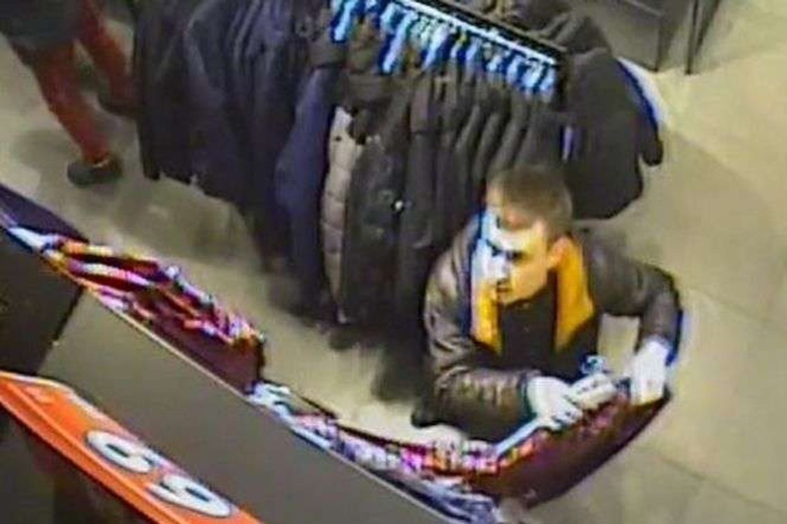 Sklepowy monitoring nagrał dwóch mężczyzn. Co robili w przymierzalni?