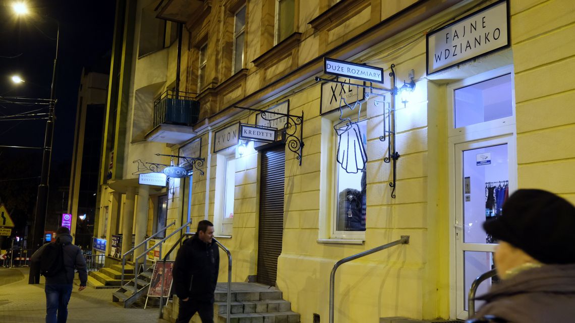 Sklepy na kolejnej kamienicy w Lublinie z estetycznymi szyldami