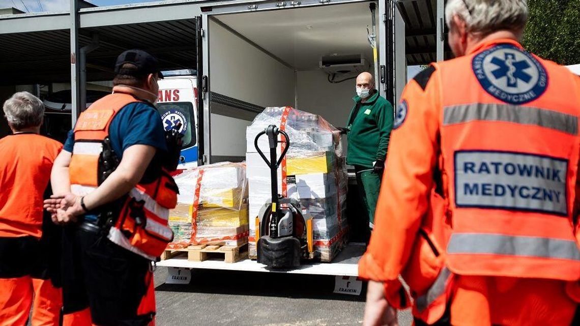 Sklepy rozdają dary i łączą seniorów z wolontariuszami. Chcą pomagać w walce z epidemią