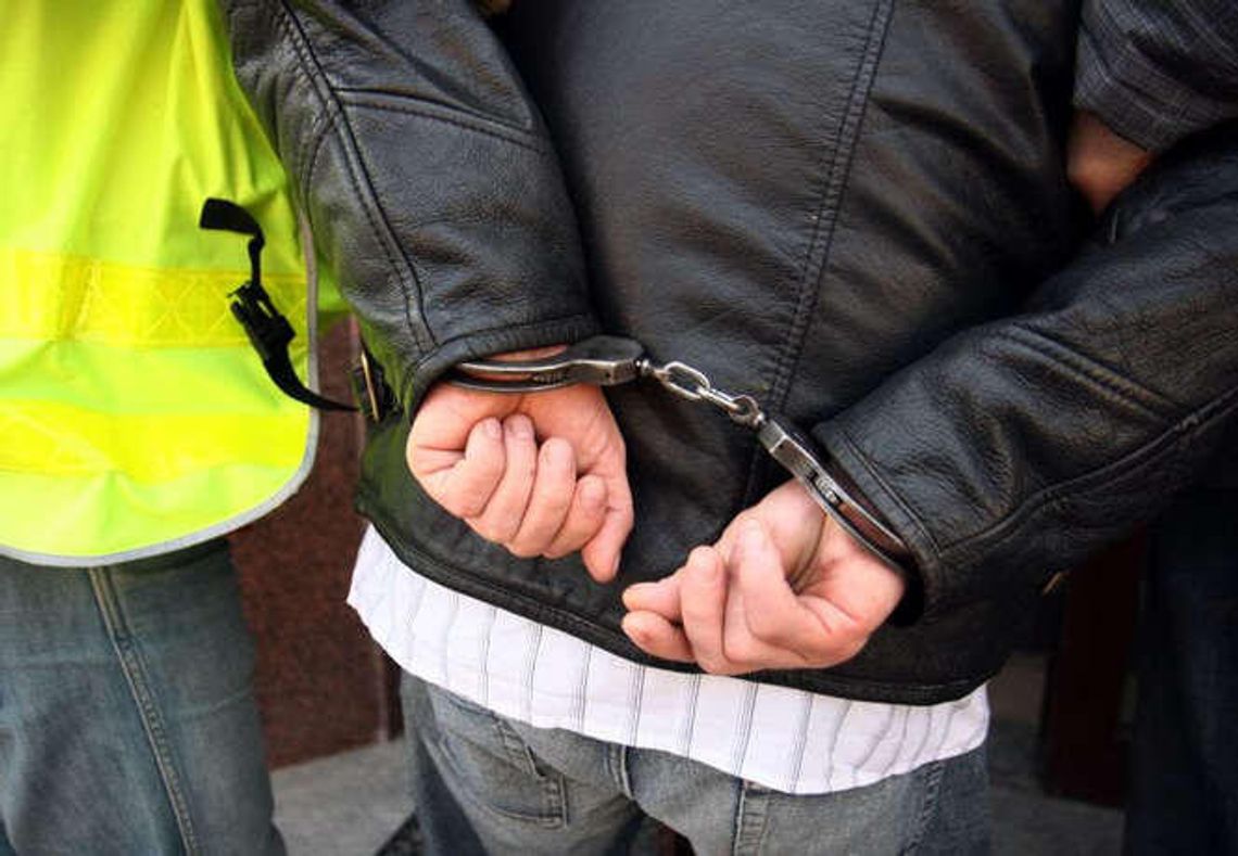 Skoczył z balkonu na balkon niżej i wpadł w ręce policjantów