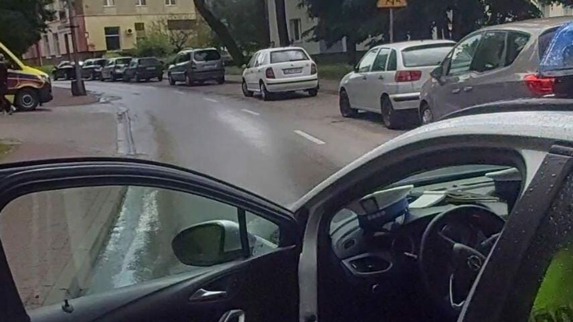 Skoda potrąciła dziewczynkę. 14-latka utknęła pod samochodem