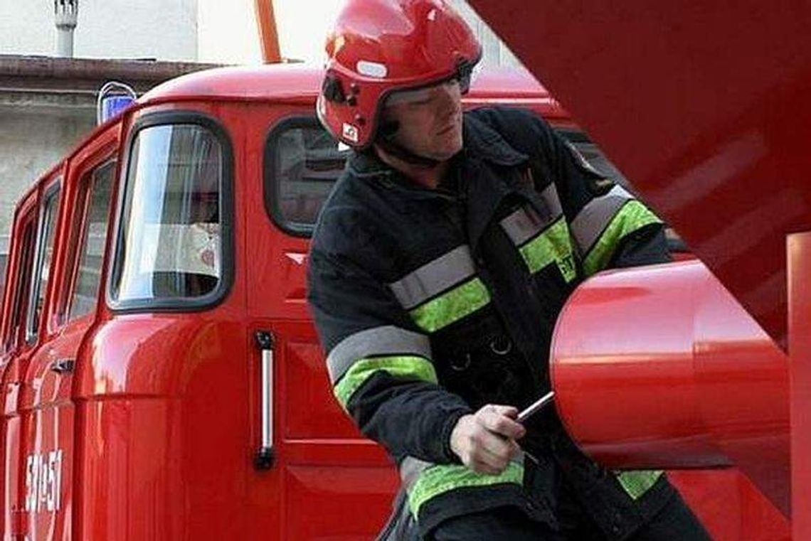 Skoda się zapaliła. Policjanci wyciągnęli z niej 88-letniego kierowcę