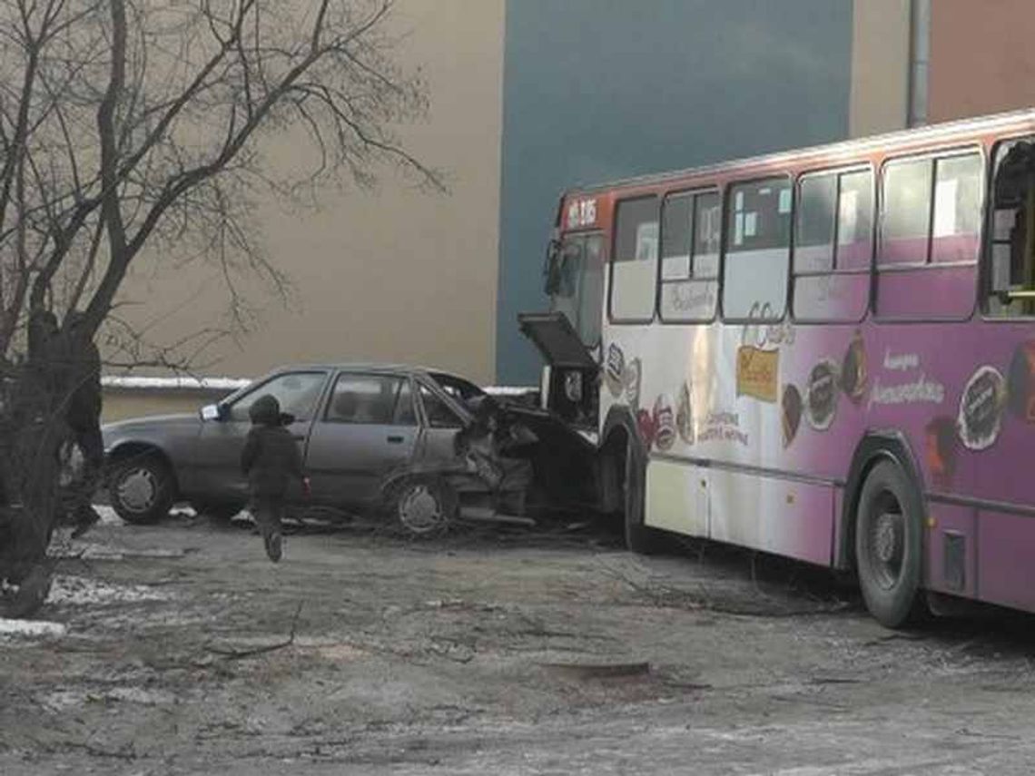 Skoda uderzyła w autobus. Jelcz uszkodził zaparkowane auta