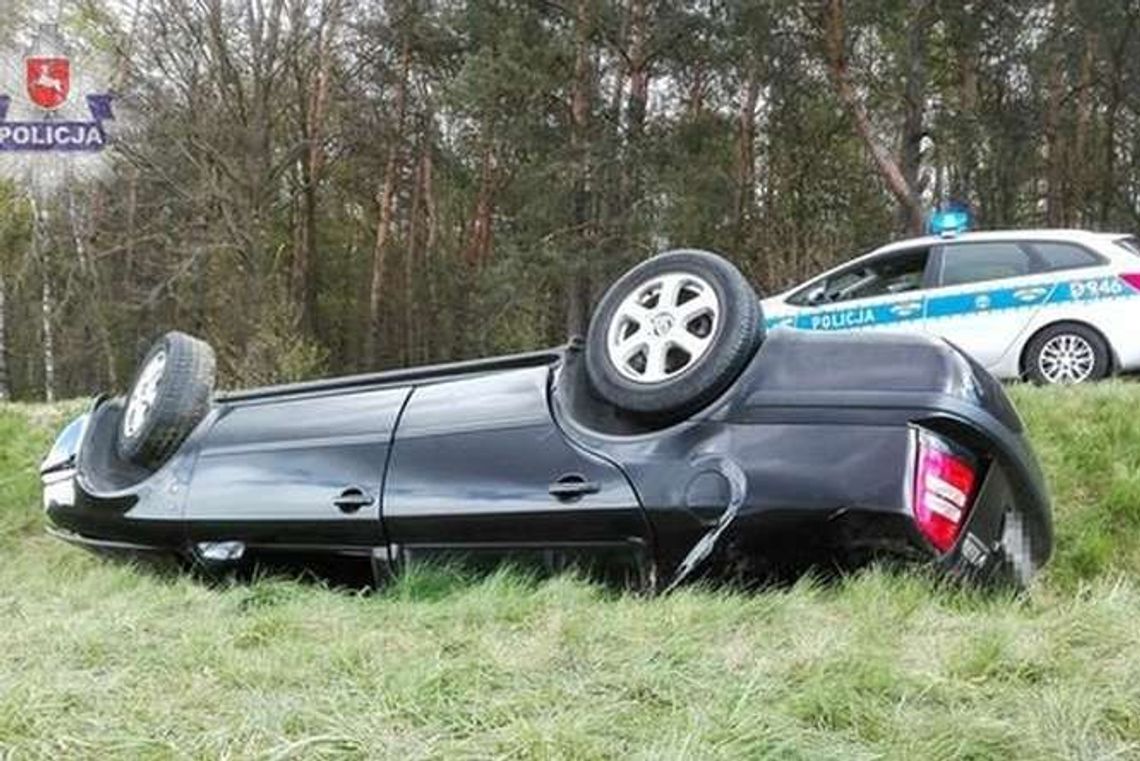 Skoda wypadła z drogi i dachowała. 5-latek trafił do szpitala Skoda wypadła z drogi i dachowała. 5-latek trafił do szpitala