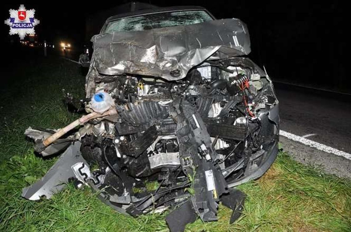 Skoda zderzyła się z ciągnikiem. Traktorzysta uciekł (zdjęcia)