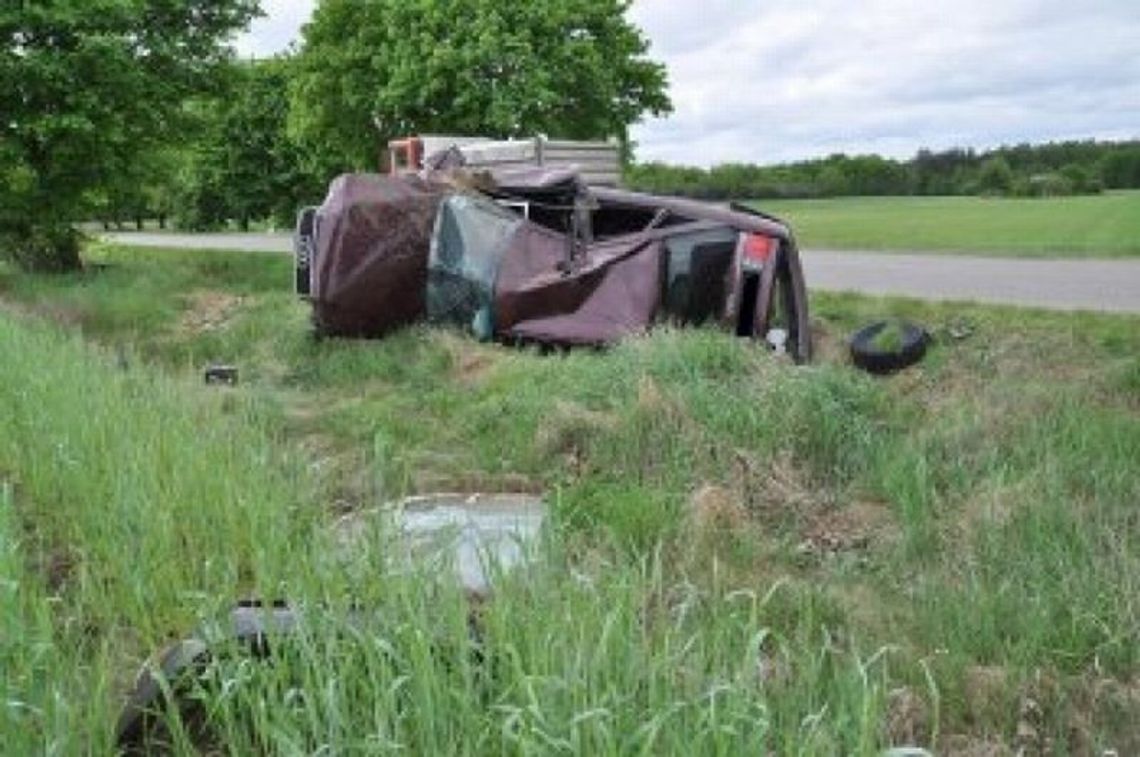 Skoki: Audi uderzyło w drzewo. Dwie osoby w szpitalu