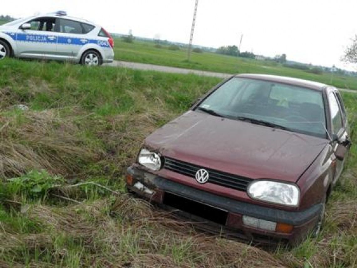 Skoki: Pijany kierowca wracał z ryb. Wjechał do rowu