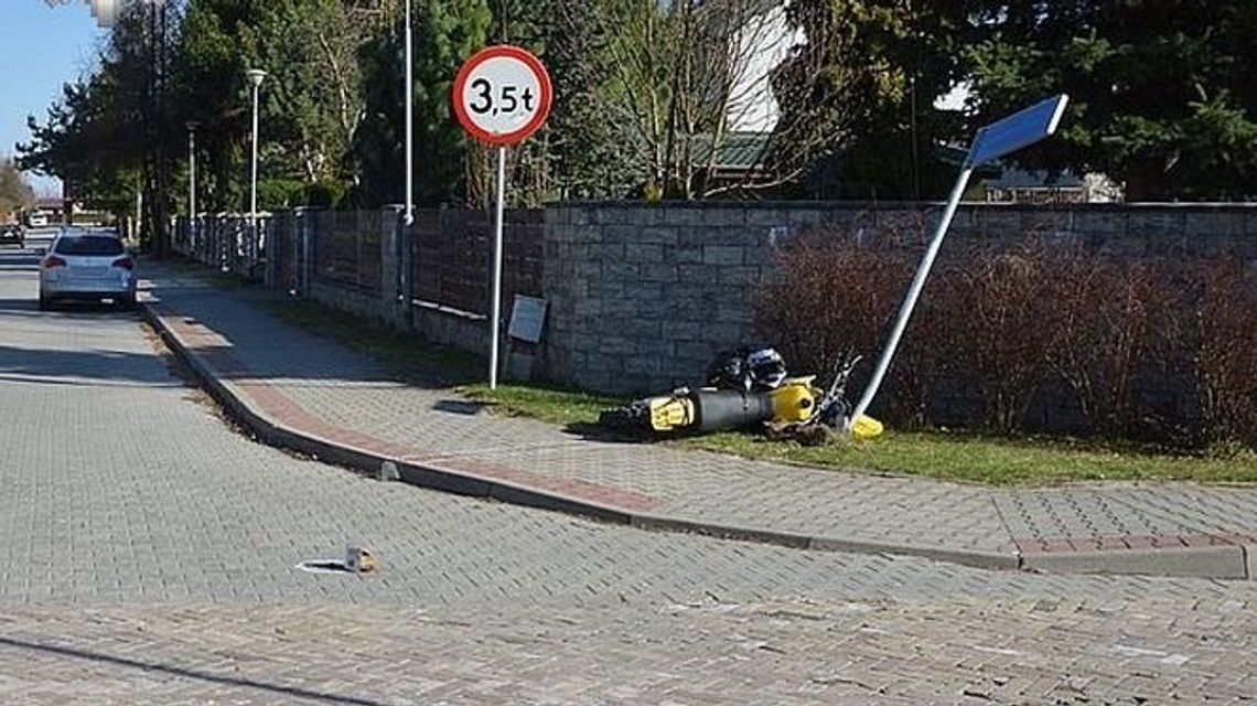 Skończyli jazdę na ogrodzeniu. 17-latek uderzył głową w słupek
