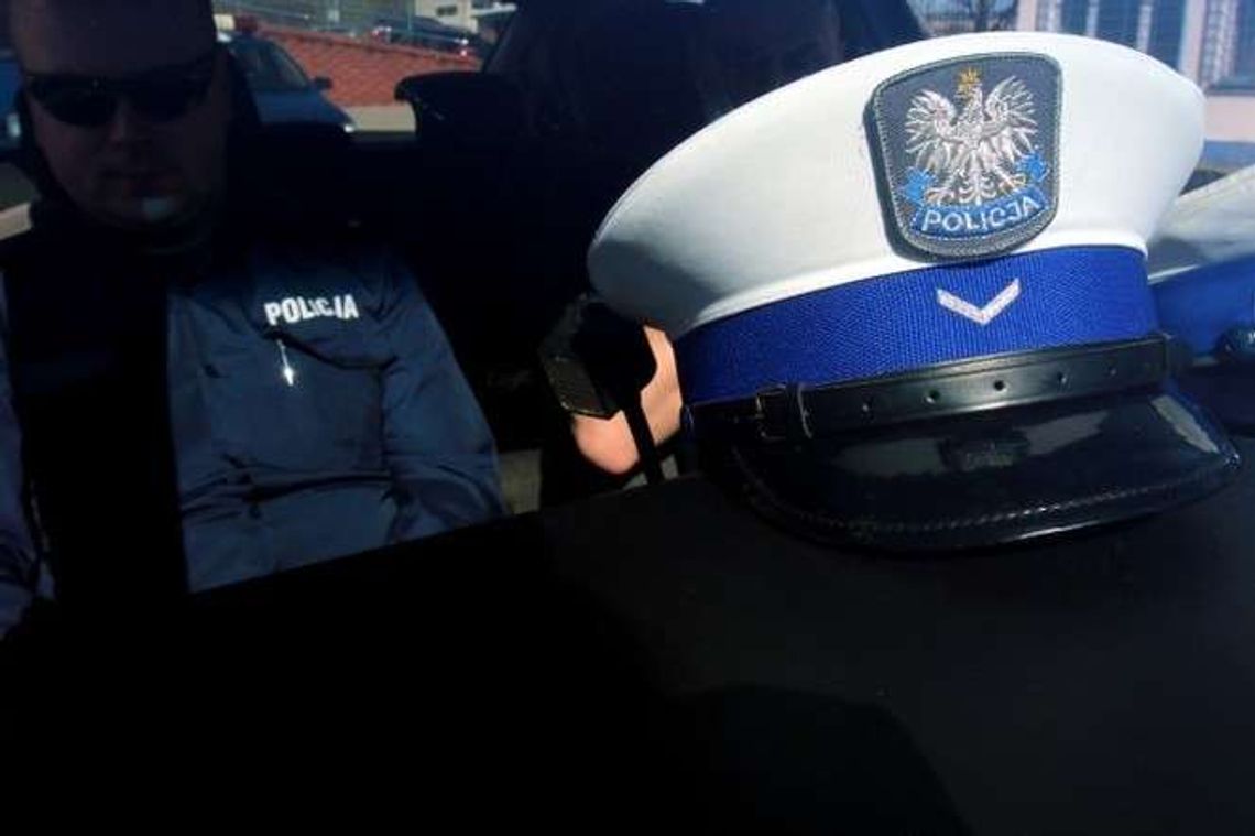 Skopał drzwi budynku i samochód. Zasnął tuż obok