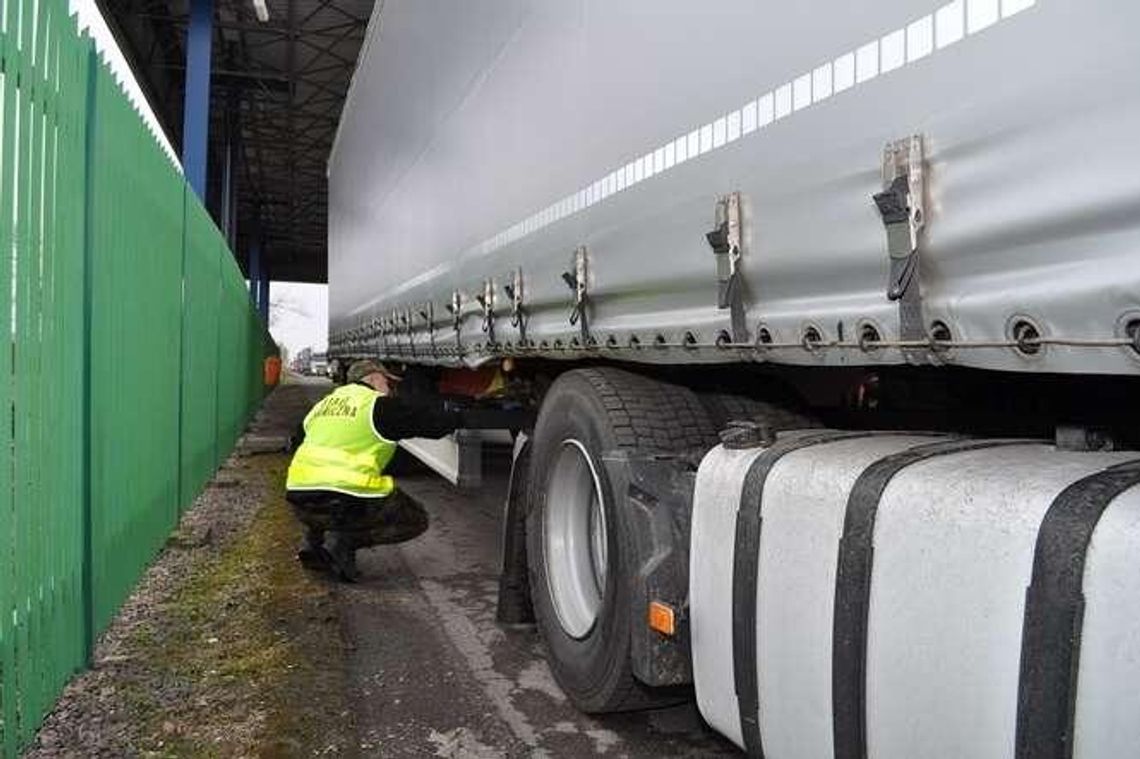 Skradziona naczepa miała wyjechać z Polski