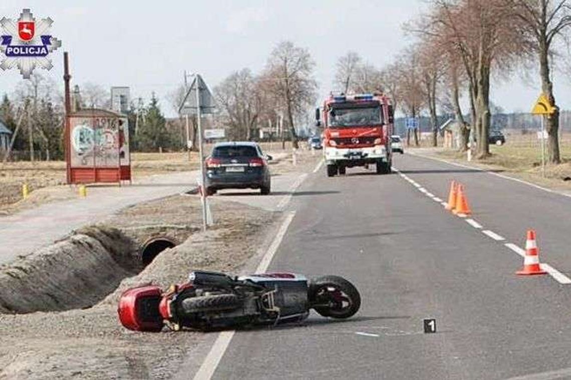 Skręcał w lewo motorowerem. Nie zauważył, że wyprzedza go samochód Skręcał w lewo motorowerem. Nie zauważył, że wyprzedza go samochód
