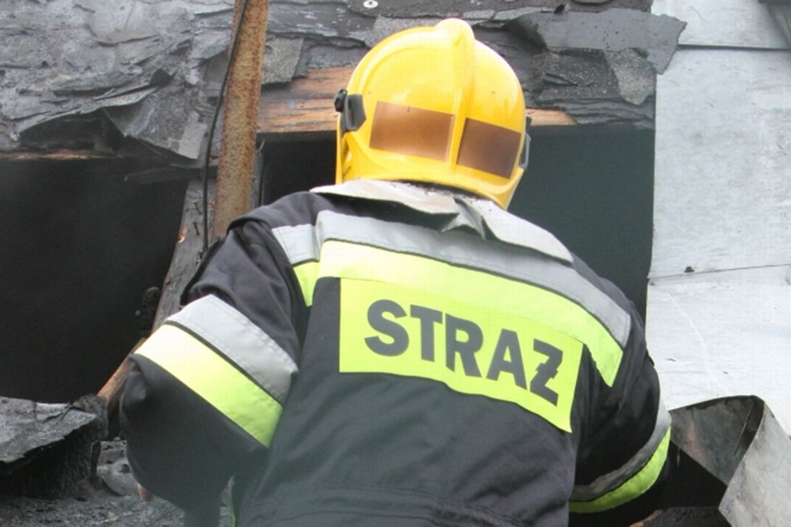 Skrudki: Pożar w składzie palet. Poparzony mężczyzna