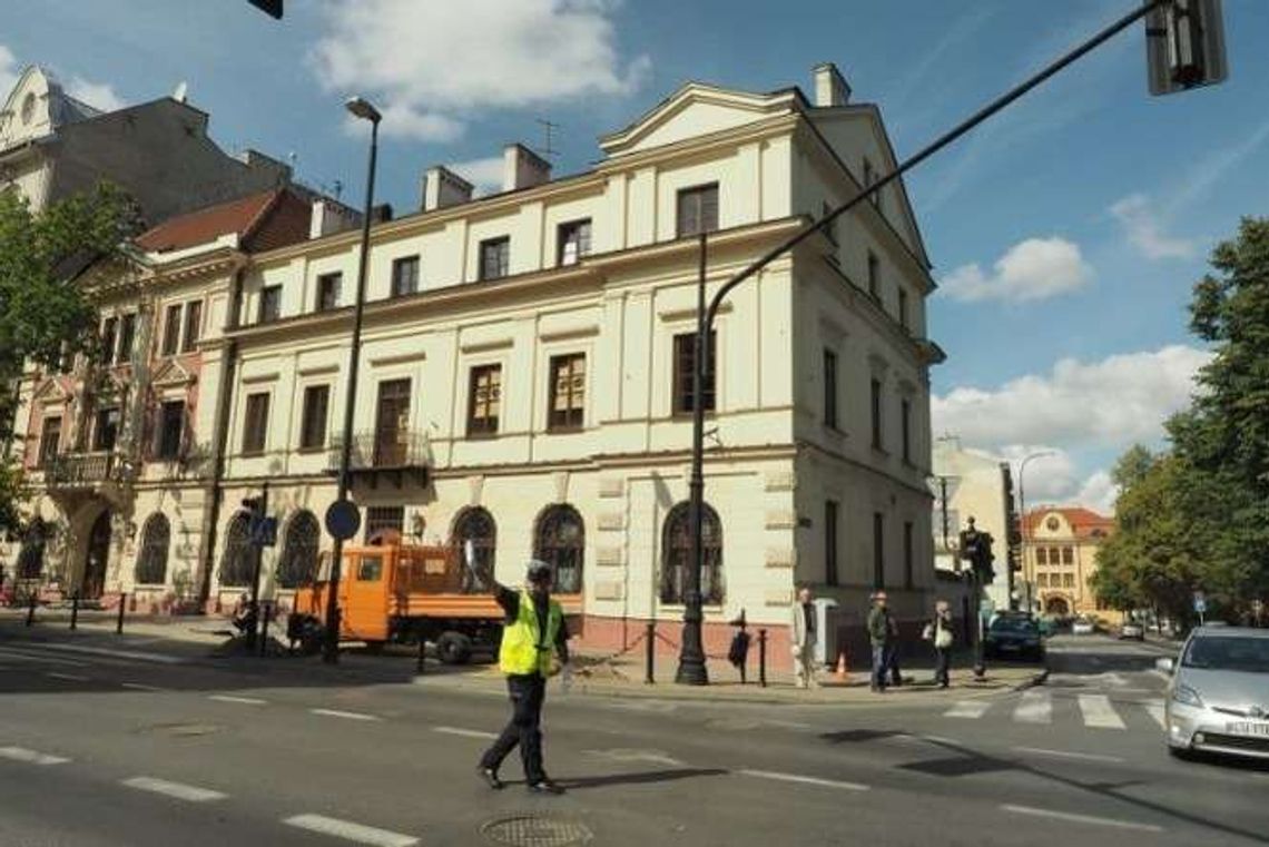 Skrzyżowanie bez świateł. Prace na Krakowskim Przedmieściu Skrzyżowanie bez świateł. Prace na Krakowskim Przedmieściu