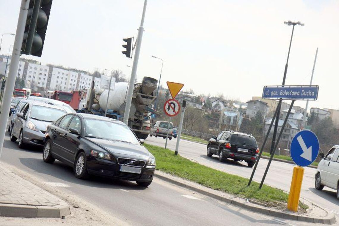 Skrzyżowanie oddaje pieniądze cmentarzowi
