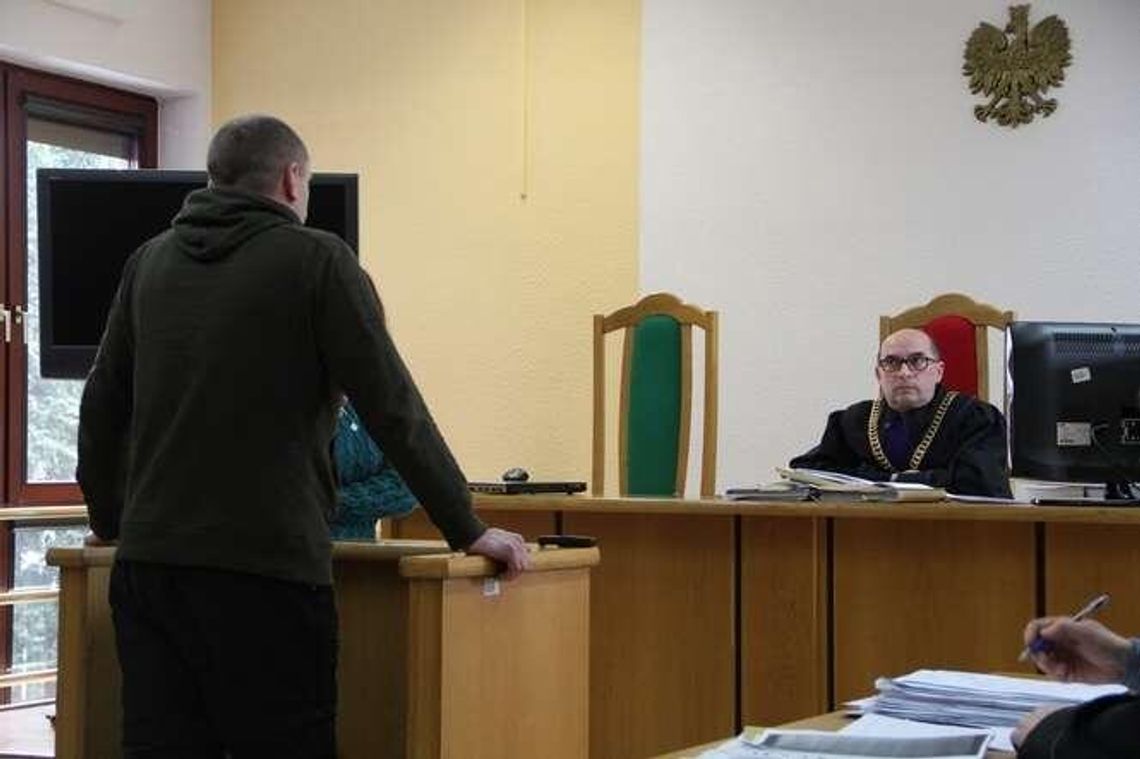 Skuli ich w kajdanki, bo byli agresywni. Tak strażnicy graniczni widzą zajście z ośrodka