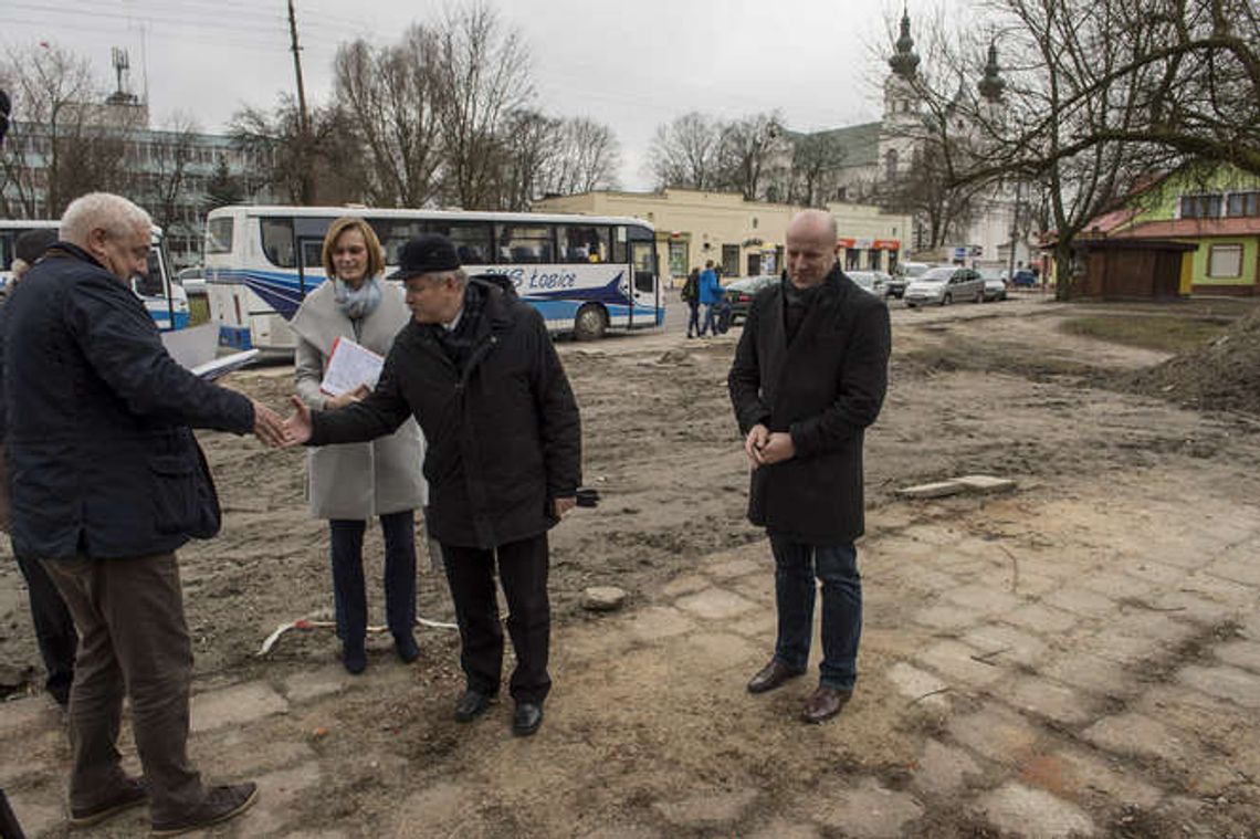 Skwer już w przebudowie. Stanie tam pomnik Lecha i Marii Kaczyńskich