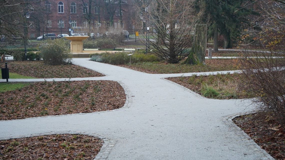 Skwer Niepodległości po nowemu. Poprawili parkowe alejki