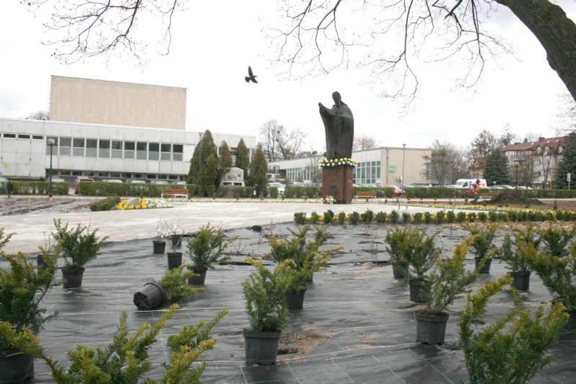 Skwer Św. Jana Pawła II w remoncie. Nie wszystkim się podoba Skwer Św. Jana Pawła II w remoncie. Nie wszystkim się podoba
