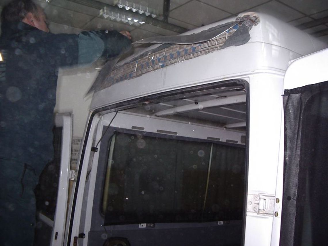 Sławatycze: 8 tys. paczek papierosów w dachu busa