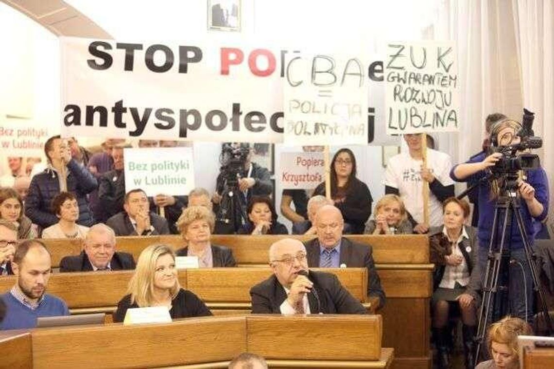 Śledczy ocenią wpis o radnym PiS na Facebooku. PO chce bronić demonstrantów Śledczy ocenią wpis o radnym PiS na Facebooku. PO chce bronić demonstrantów