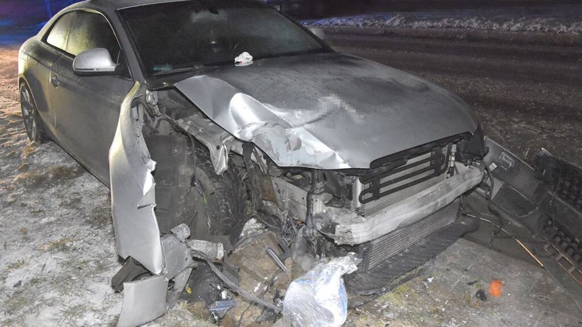 Śliska droga, za duża prędkość. 14-latka trafiła do szpitala Śliska droga, za duża prędkość. 14-latka trafiła do szpitala