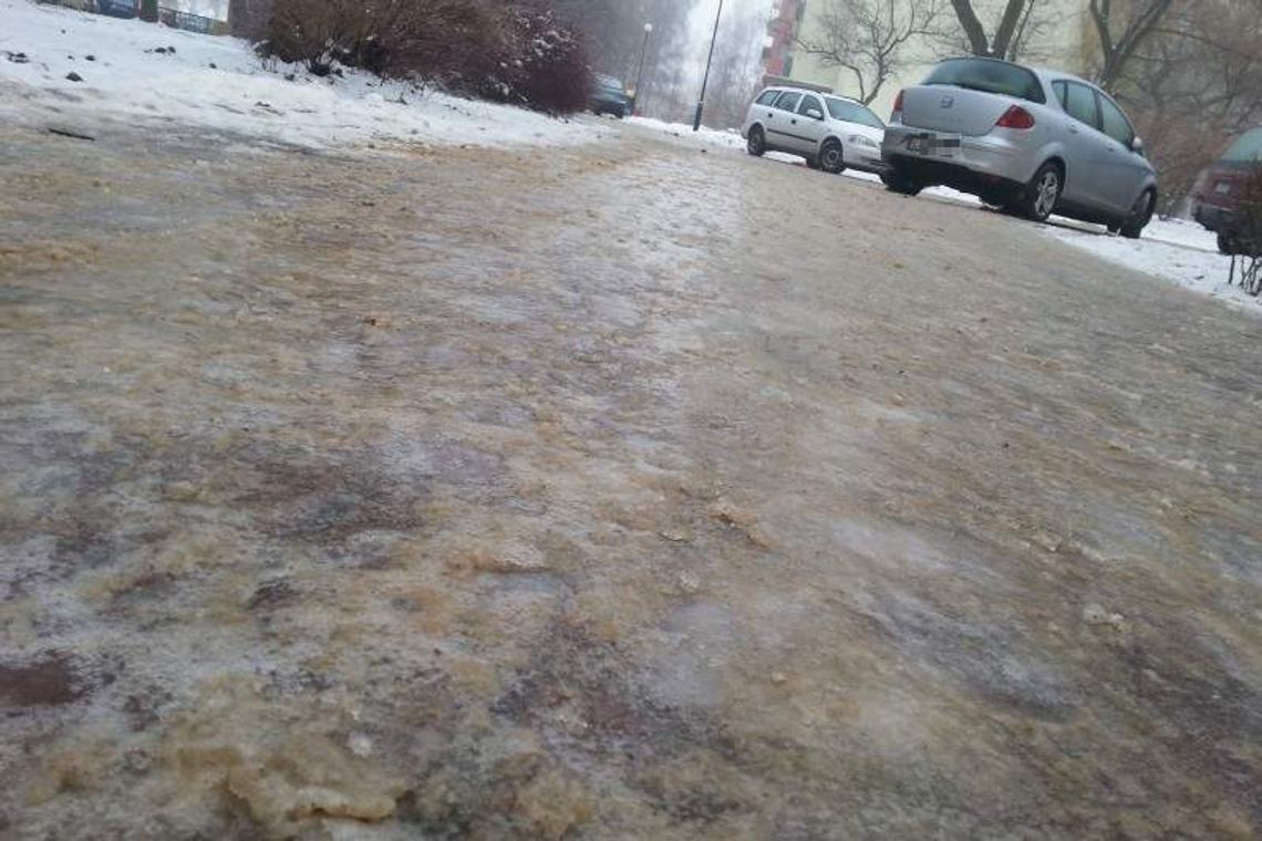 Śliskie chodniki i ulice przez marznący deszcz