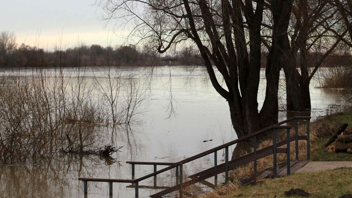Ślisko i mokro. IMGW wydaje komunikaty, a wojewoda wprowadza pogotowie przeciwpowodziowe