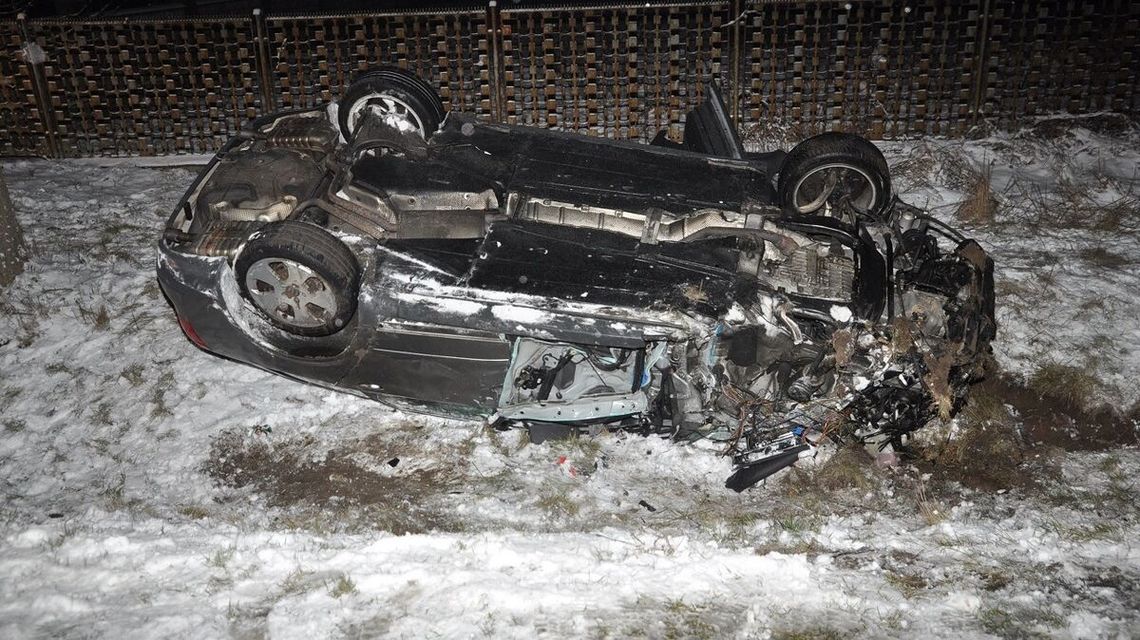 Ślisko na drodze. Audi zderzyło się z ciężarówką Ślisko na drodze. Audi zderzyło się z ciężarówką