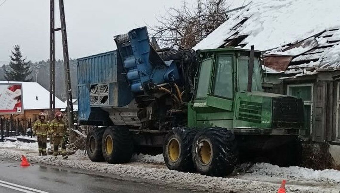Ślisko na drodze. Rębak uderzył w budynek 
