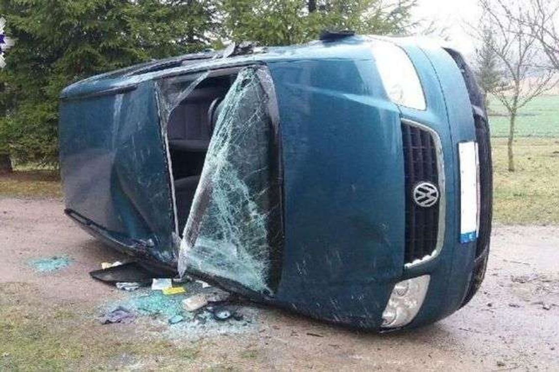 Ślisko na drogach. Auta dachowały