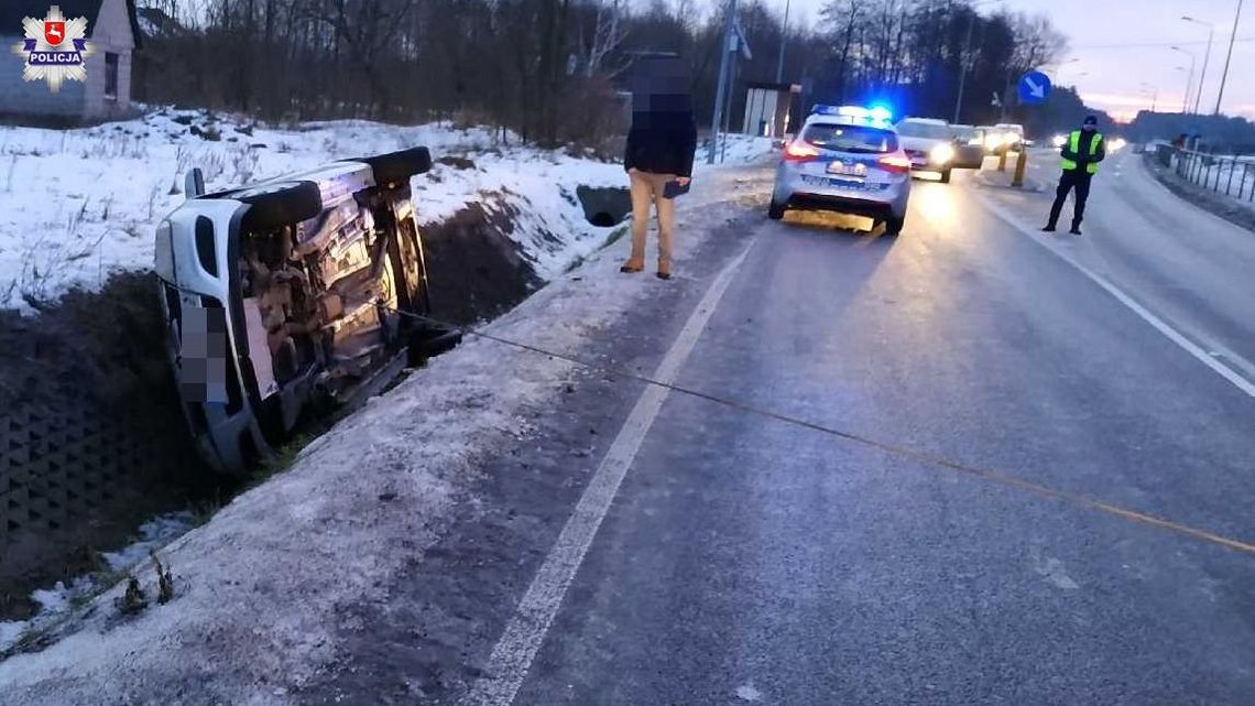 Ślisko na drogach. Dachowanie i lądowanie w rowie