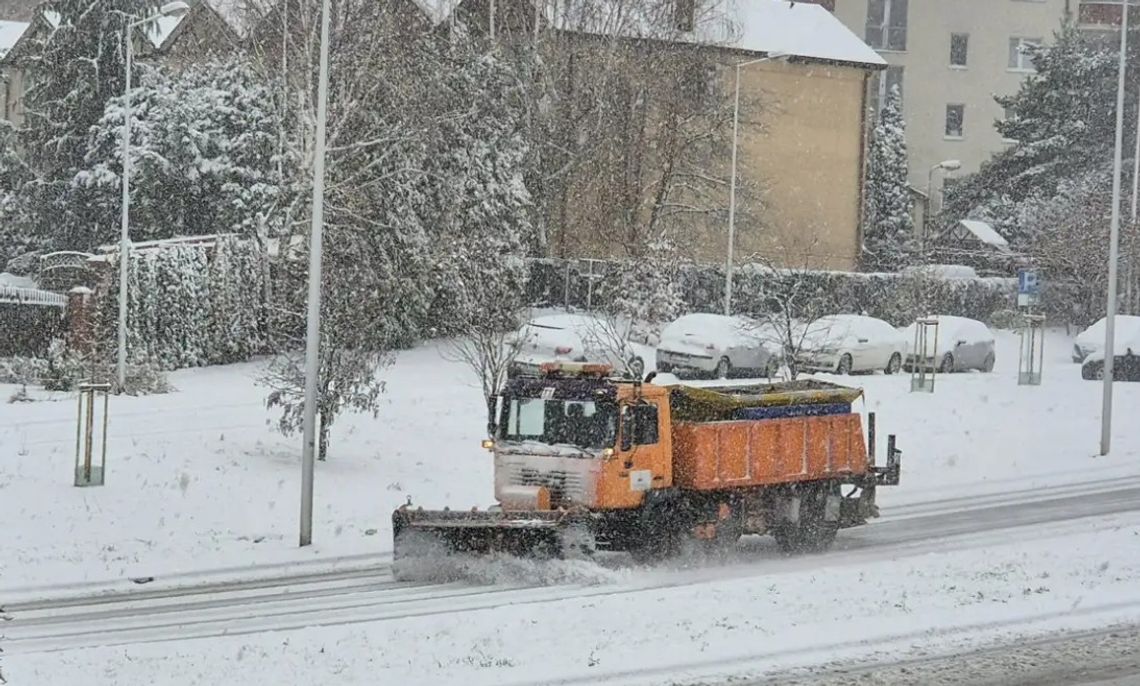 Ślisko na drogach, miejscami błoto pośniegowe. GDDKiA ostrzega kierowców