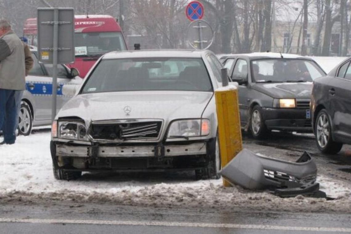 Ślisko na drogach: Wypadek w Konopnicy, kolizja przed Trojaczkowicami (wideo) Ślisko na drogach: Wypadek w Konopnicy, kolizja przed Trojaczkowicami (wideo)