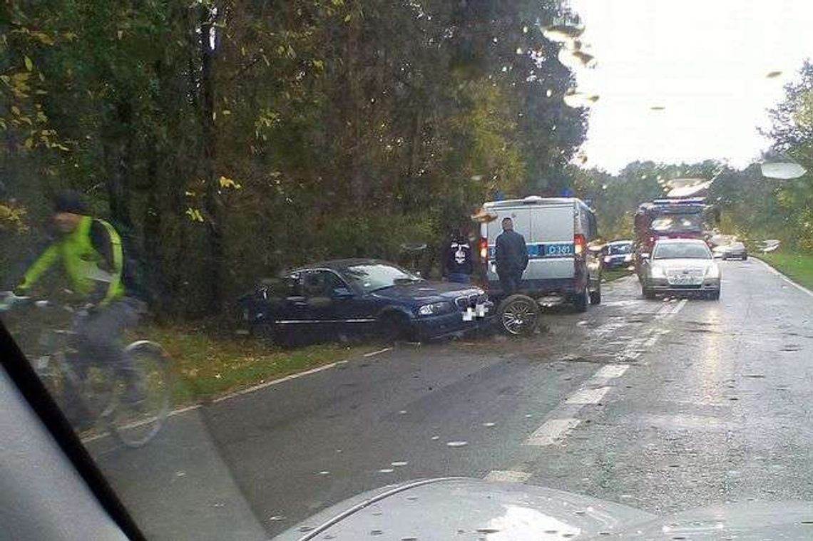 Ślisko na drogach. Wypadł autem z drogi na trasie Puławy - Dęblin