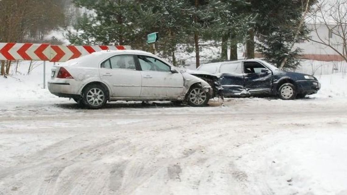Ślisko na lokalnych drogach. Przekonał się o tym kierowca forda