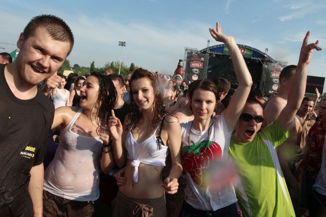 Ślizg na klacie i bitwa na balony z wodą na juwenaliach (zdjęcia) Ślizg na klacie i bitwa na balony z wodą na juwenaliach (zdjęcia)