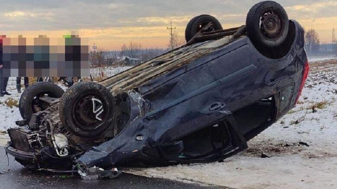 Ślizgawka na drodze. Skończyło się dachowaniem. Trzy osoby w szpitalu