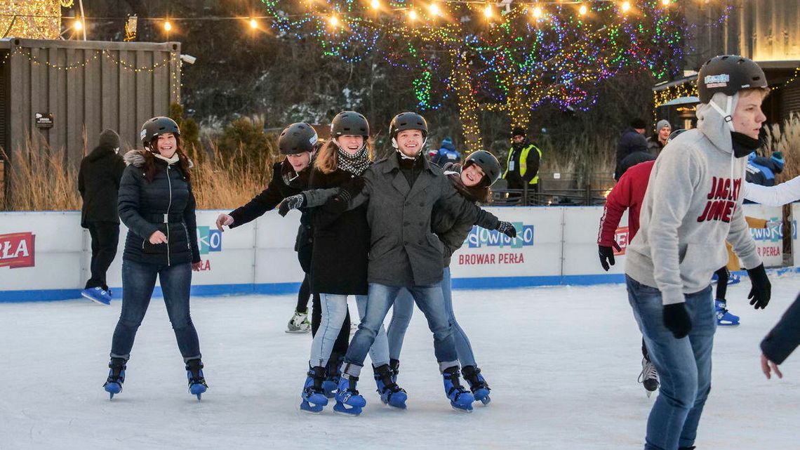 Ślizgawka pod chmurką. Lodowisko Browar Perła już działa [cennik, godziny otwarcia]