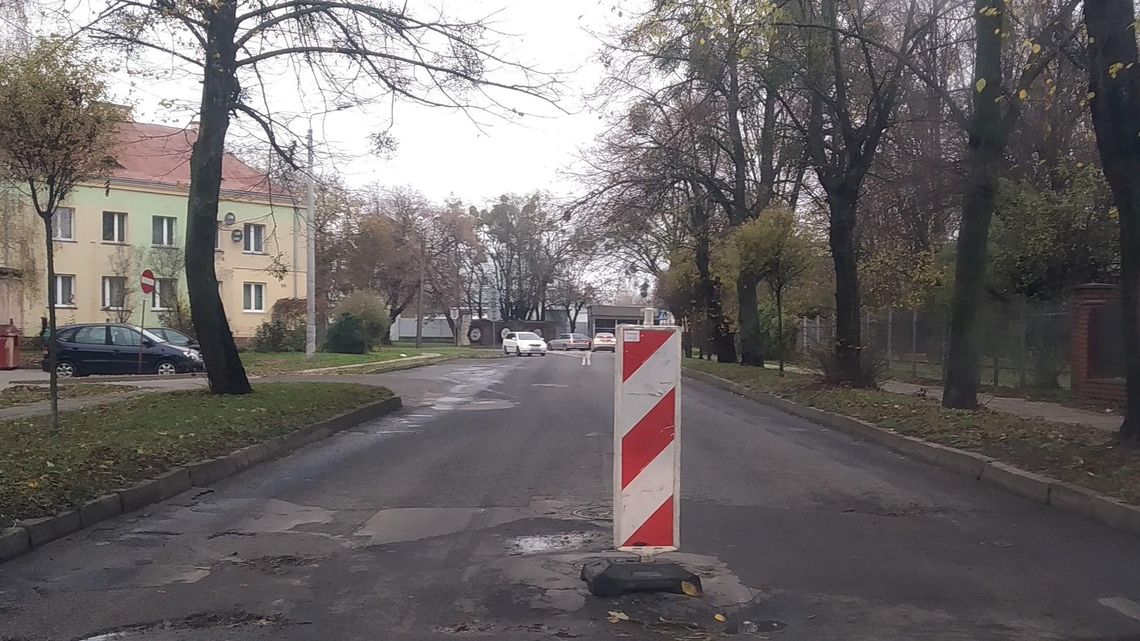 Słupek drogowy zostawili na środku ulicy. "Jakby o nim zapomniano"