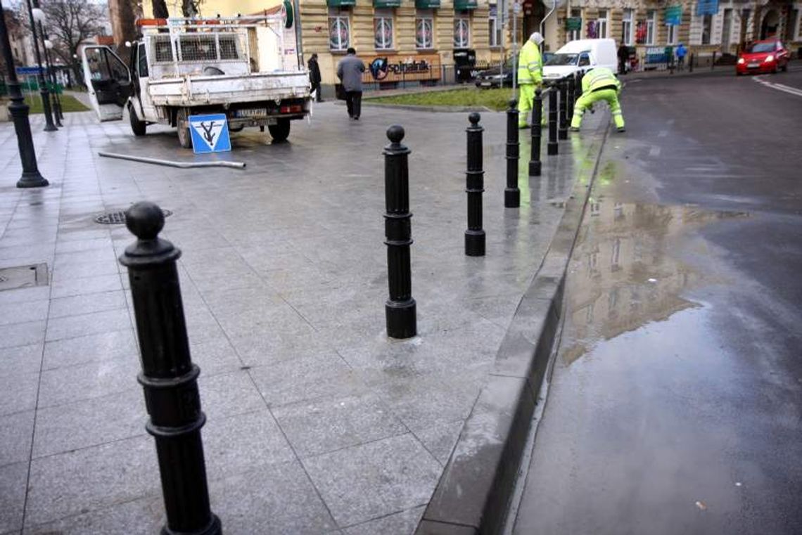 Słupki przy Centrum Kultury wymuszą kulturę na kierowcach