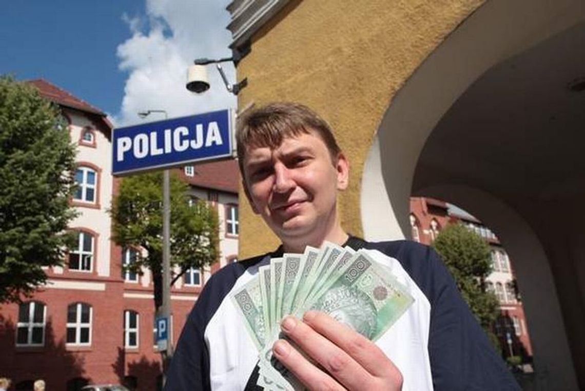 Słupsk: Ochroniarz znalazł 900 złotych. Pieniądze oddał policji