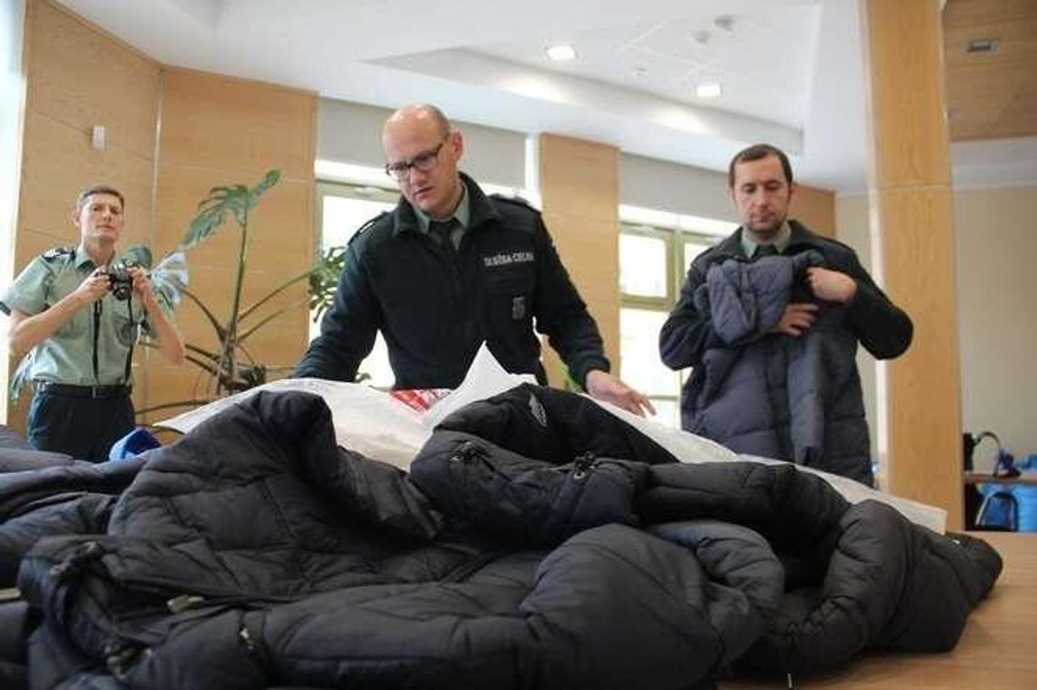 Służba Celna rozdaje. Podrabiane kurtki trafią do potrzebujących