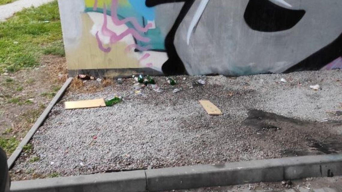 Śmieci, butelki i puszki. Skarżą się na bałagan niedaleko dworca metropolitalnego Śmieci, butelki i puszki. Skarżą się na bałagan niedaleko dworca metropolitalnego