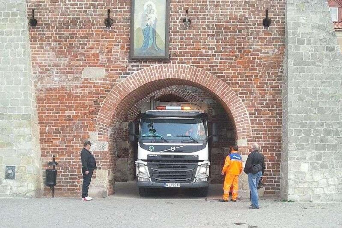 Śmieciarka jednak nie uszkodziła Bramy Krakowskiej